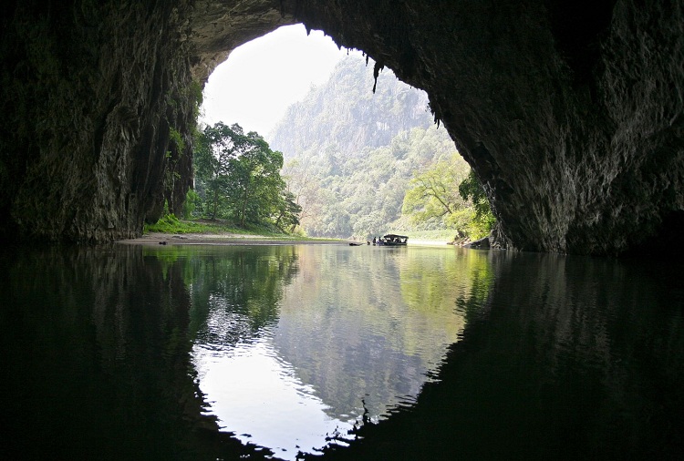 ba be lake puong cave